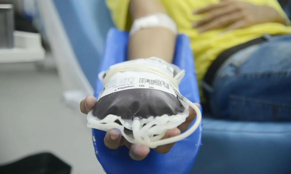 Doação de sangue: Novas regras mudam prazos para quem tem tatuagens e piercings saiba mais abc+