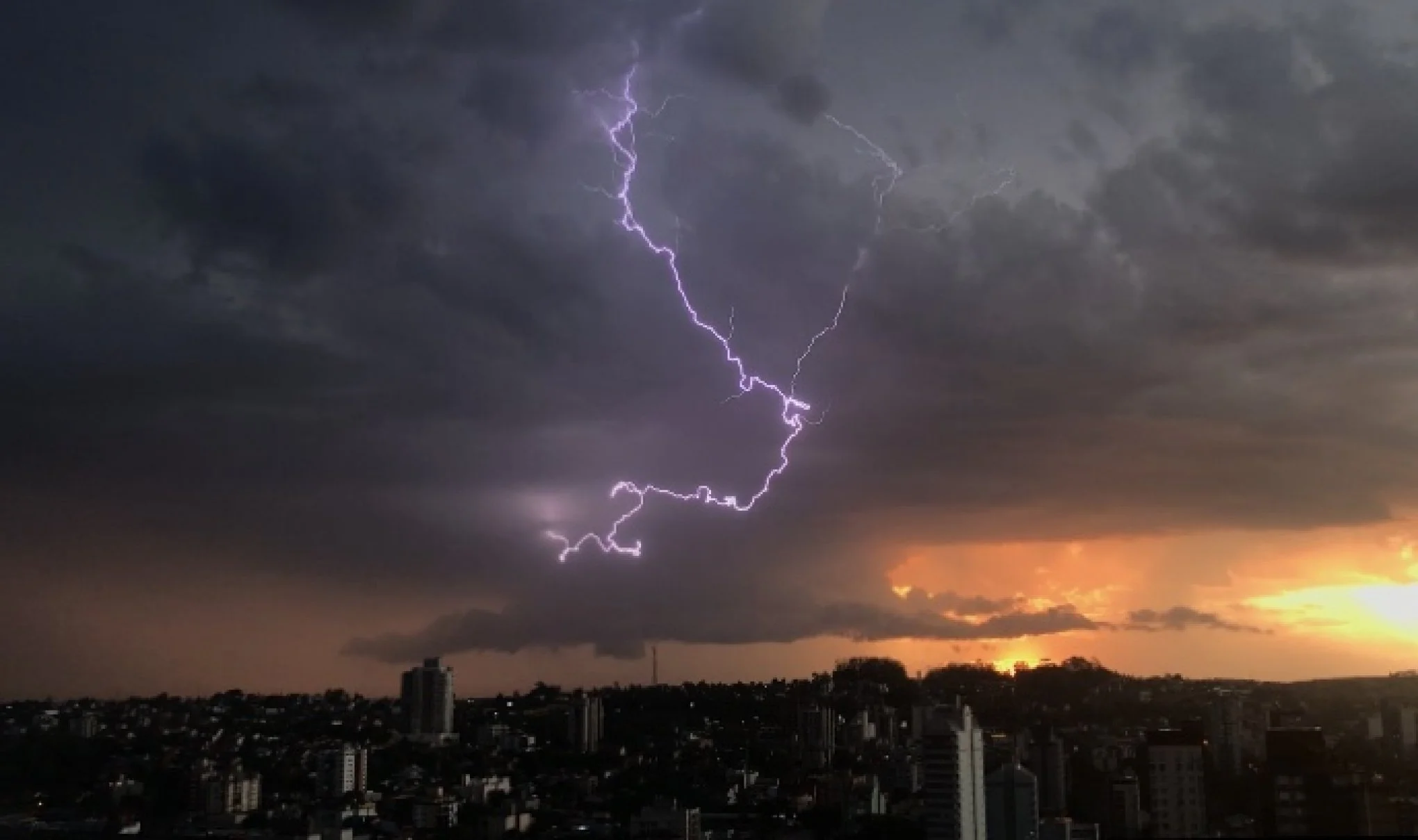 Temporais com vento e granizo podem atingir RS nas próximas horas e há alerta de até 300 mm no começo da próxima semana abc+