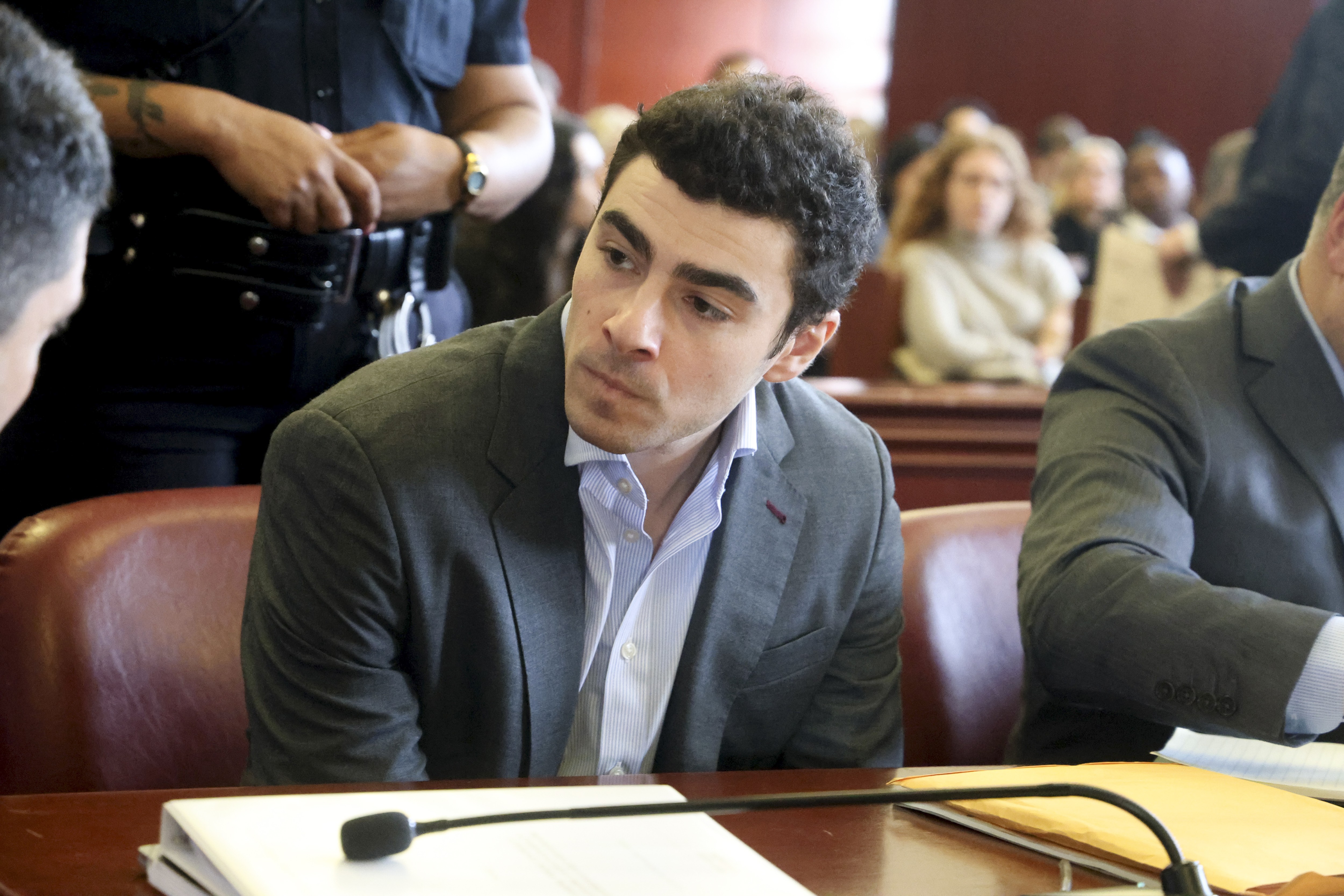 Luigi Mangione se declara culpado em processo federal pela morte de CEO de seguradora de saúde