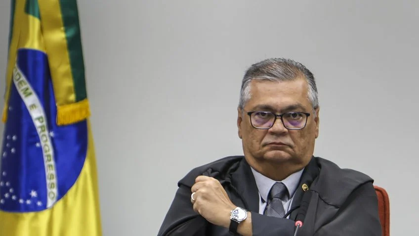 Dino retira sigilo de investigações contra Weverton e governo do MA