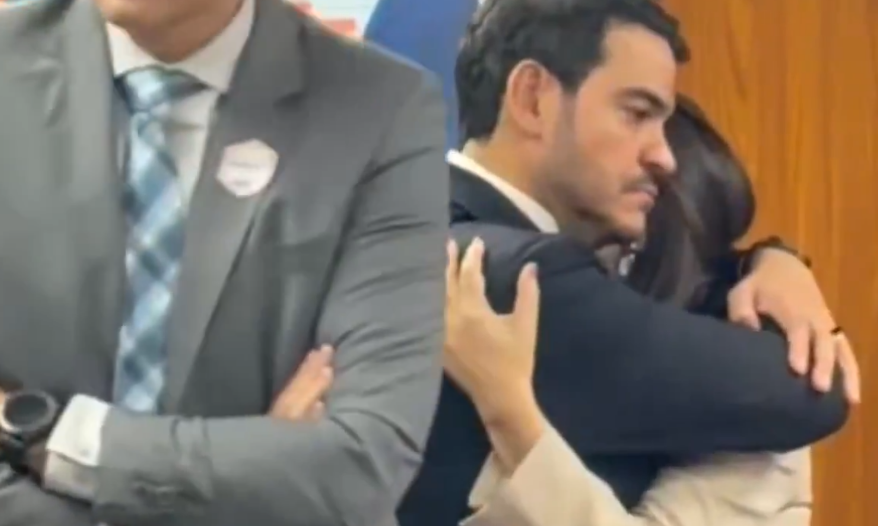 O momento em que Jorge Messias abraça a mulher ao saber que ...