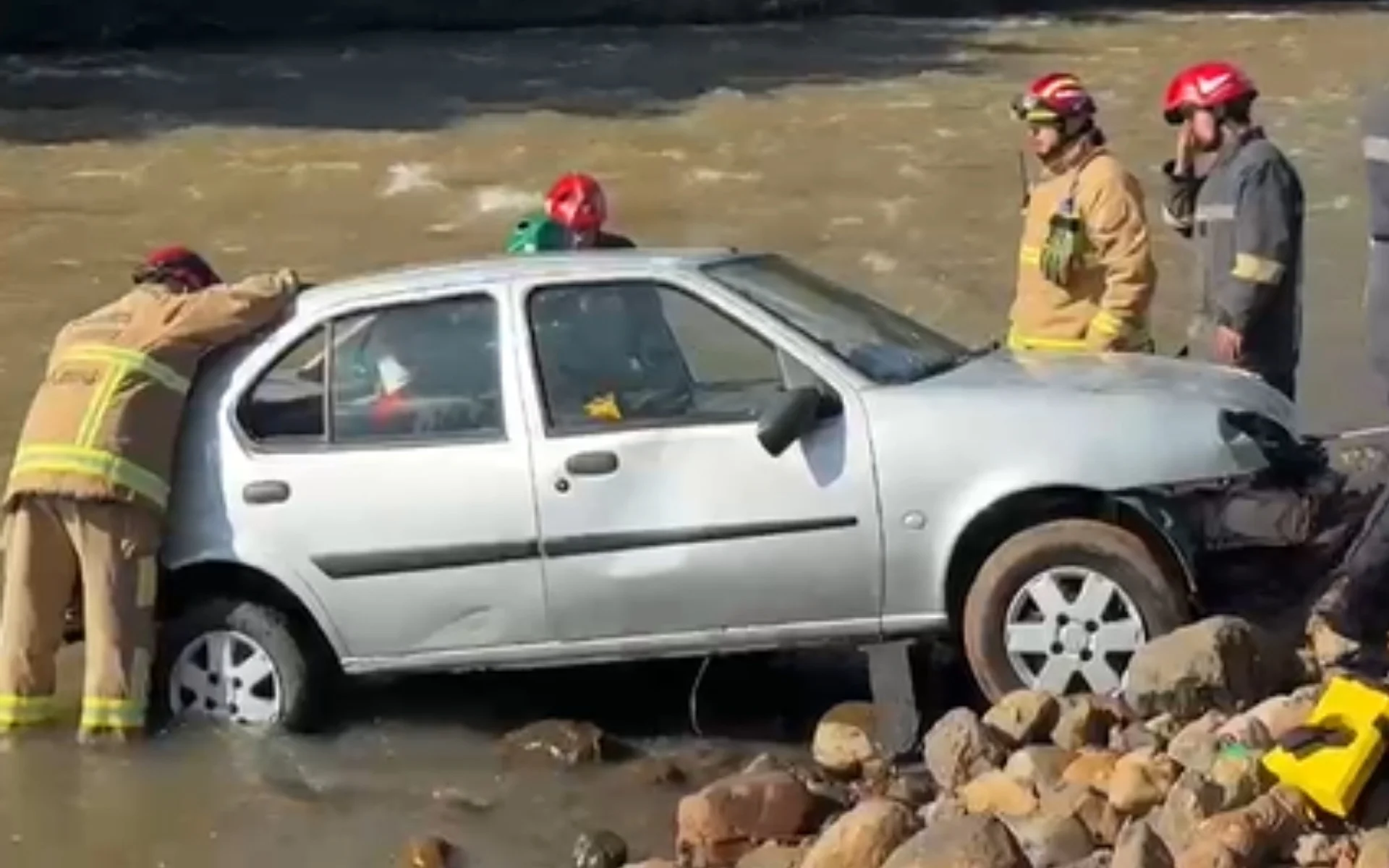 VÍDEO: Resgate veicular é tema de treinamento de bombeiros voluntários em Três Coroas abc+