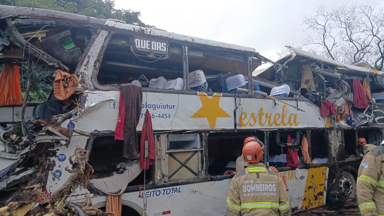 Nove pessoas morrem após ônibus com 47 passageiros tombar na BR-040, em Petrópolis