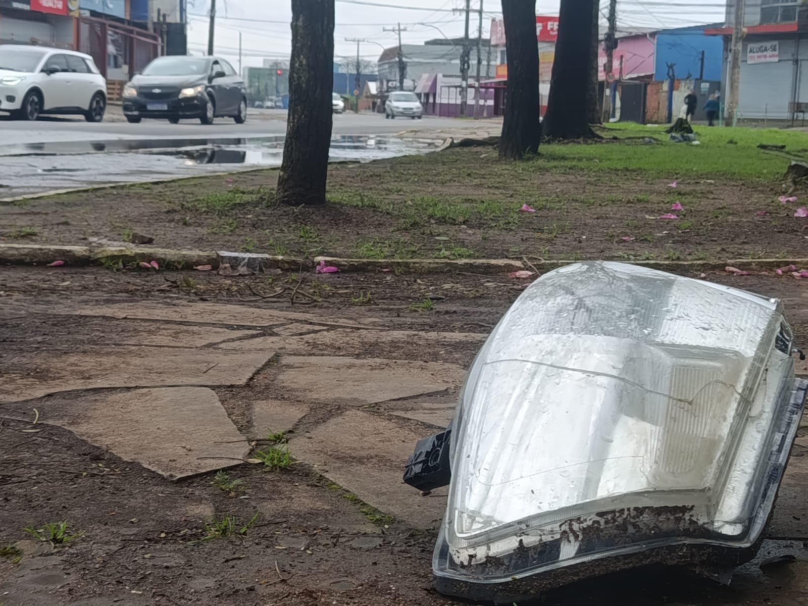 Colisão contra árvore deixa quatro homens feridos em Canoas dois estão em estado grave abc+