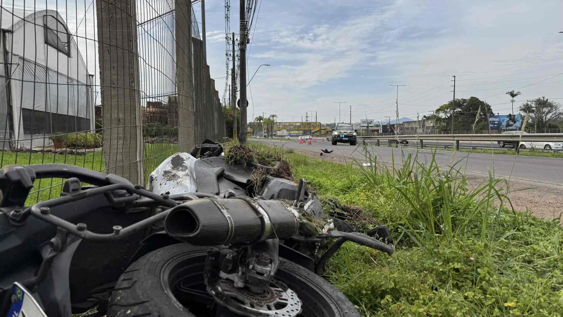 BR-116: Motociclista de Estância Velha é arremessado a 36 metros em acidente no Vale do Sinos abc+