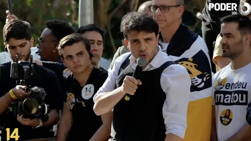 Renan Santos discursa com colete à prova de balas em ato eleitoral