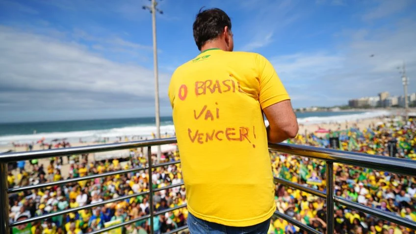 Ato de Flávio em Copacabana reúne 8,9 mil pessoas no Rio, estima USP