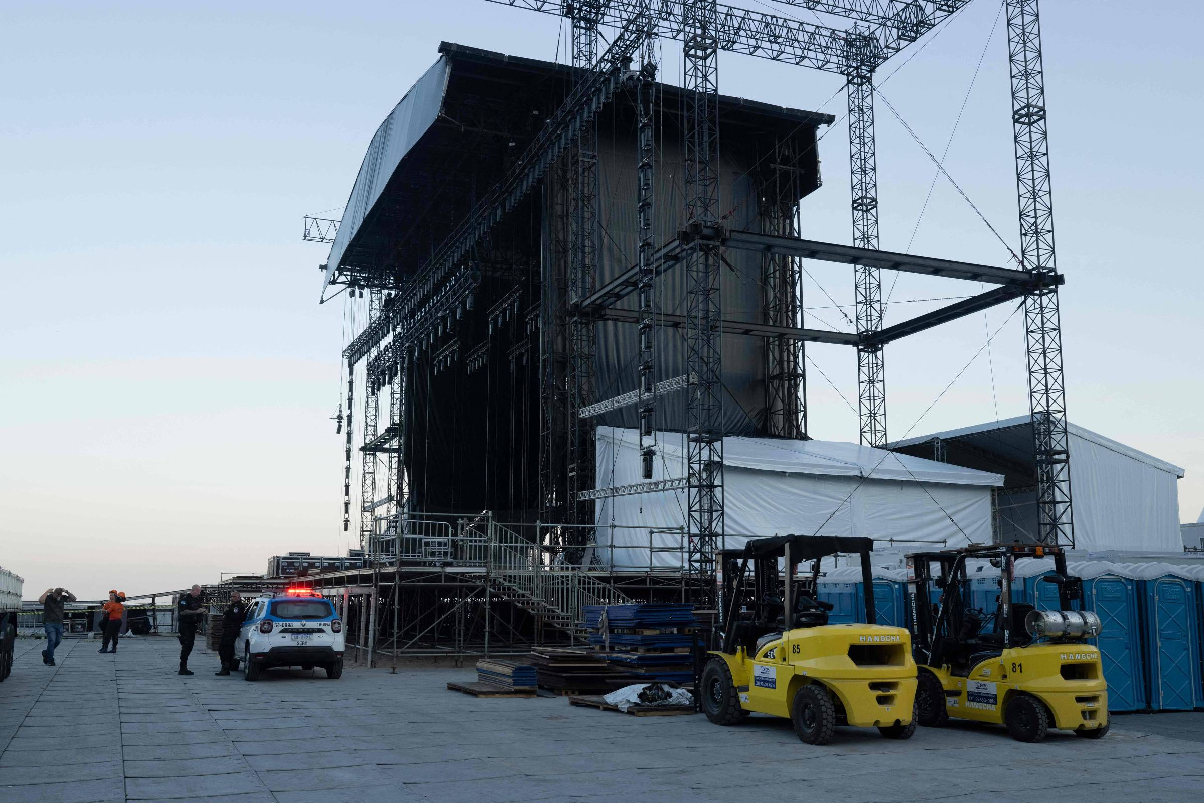 Homem morre em montagem do palco da cantora Shakira em Copacabana