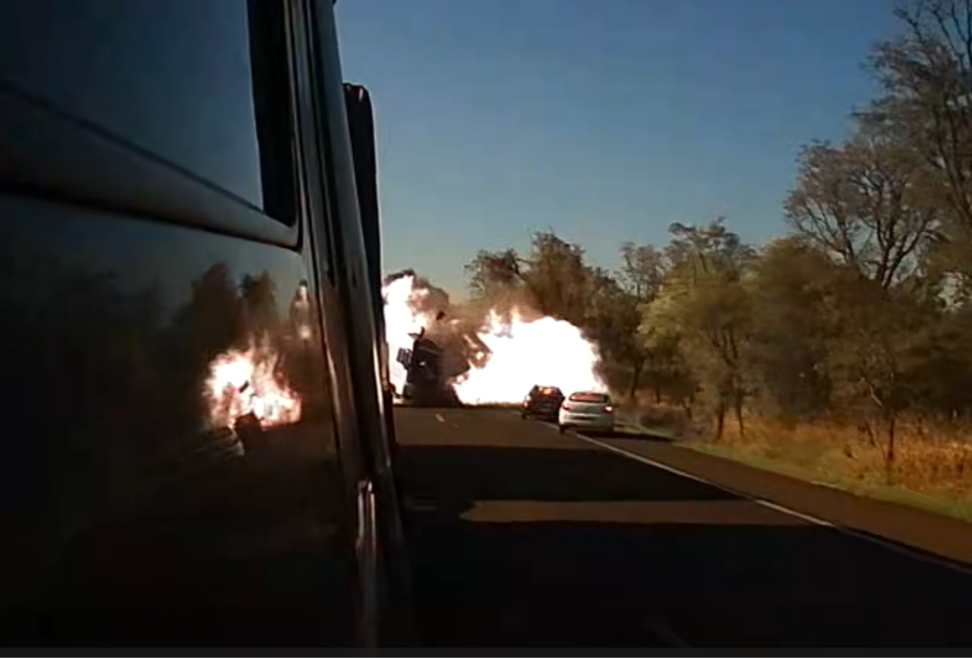 Vídeo mostra carro invadindo contramão em acidente que matou 4 em MS G1