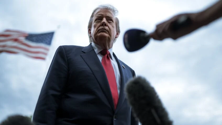 Trump ameaça bombardear Omã diante de impasse sobre Ormuz