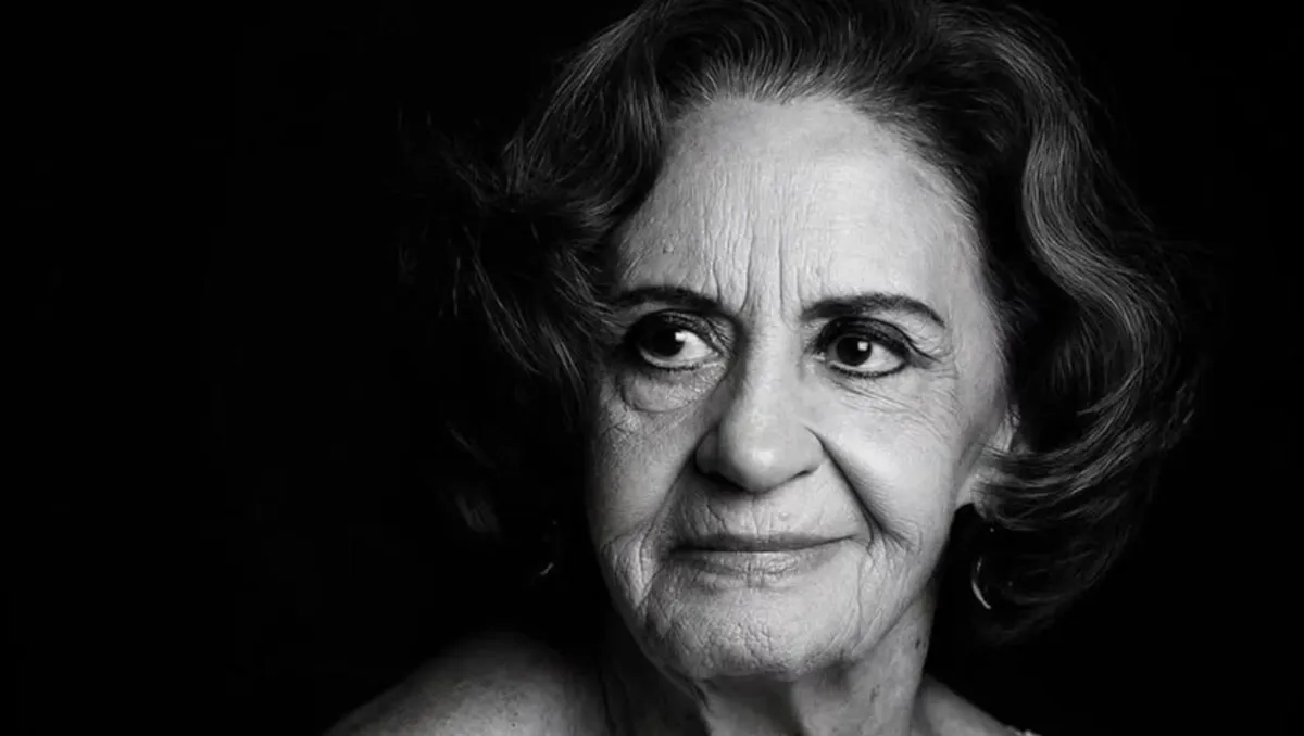Atriz Laura Cardoso morreu em casa após se sentir mal, afirma filha
