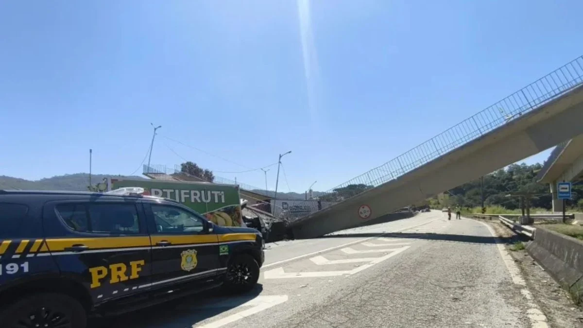 Passarela desaba em SP e deixa 2 mortos na Fernão Dias