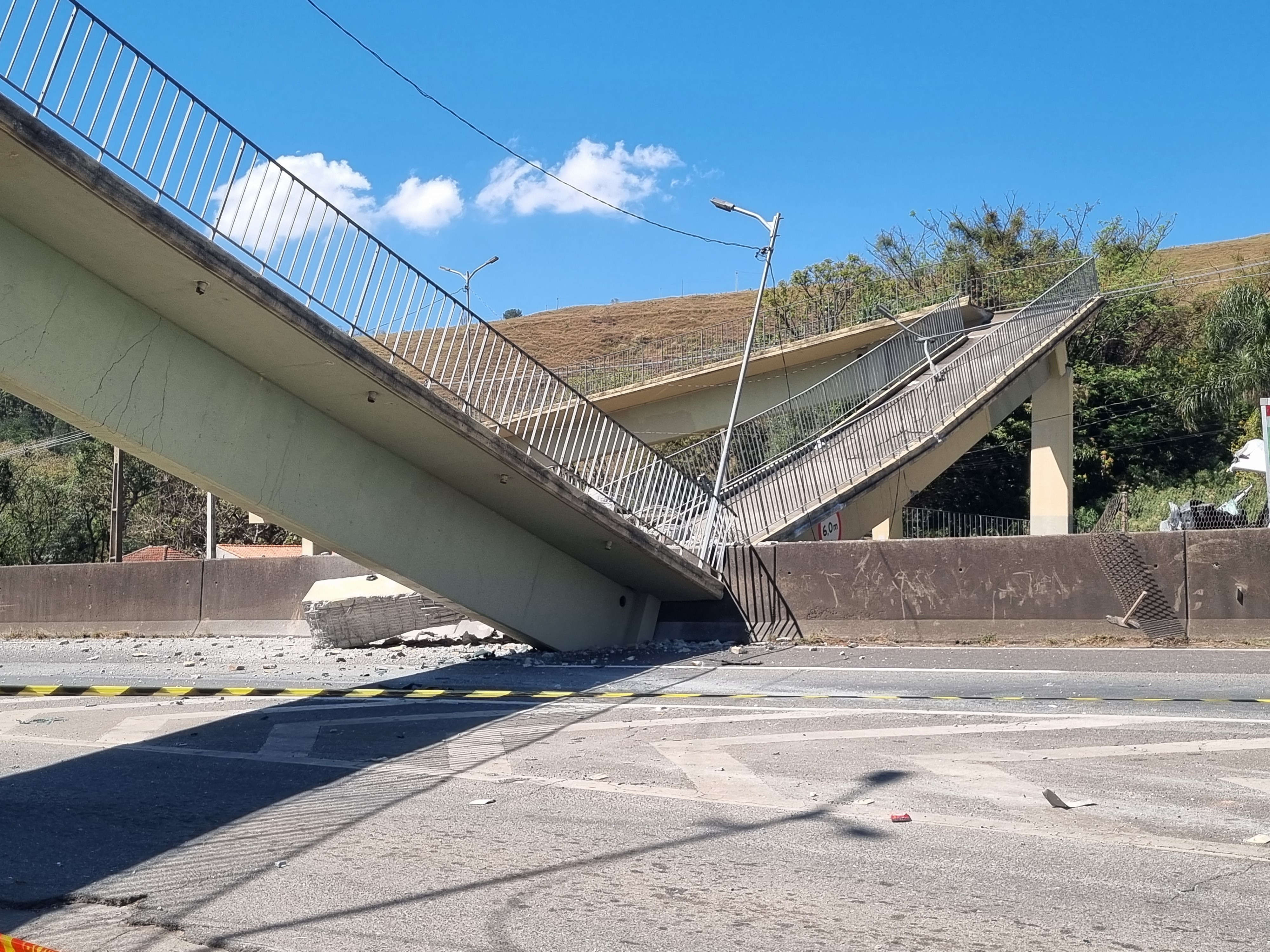 Motorista que atingiu passarela na Fernão Dias deve passar por audiência de custódia nesta quarta mãe e filho morreram em acidente G1