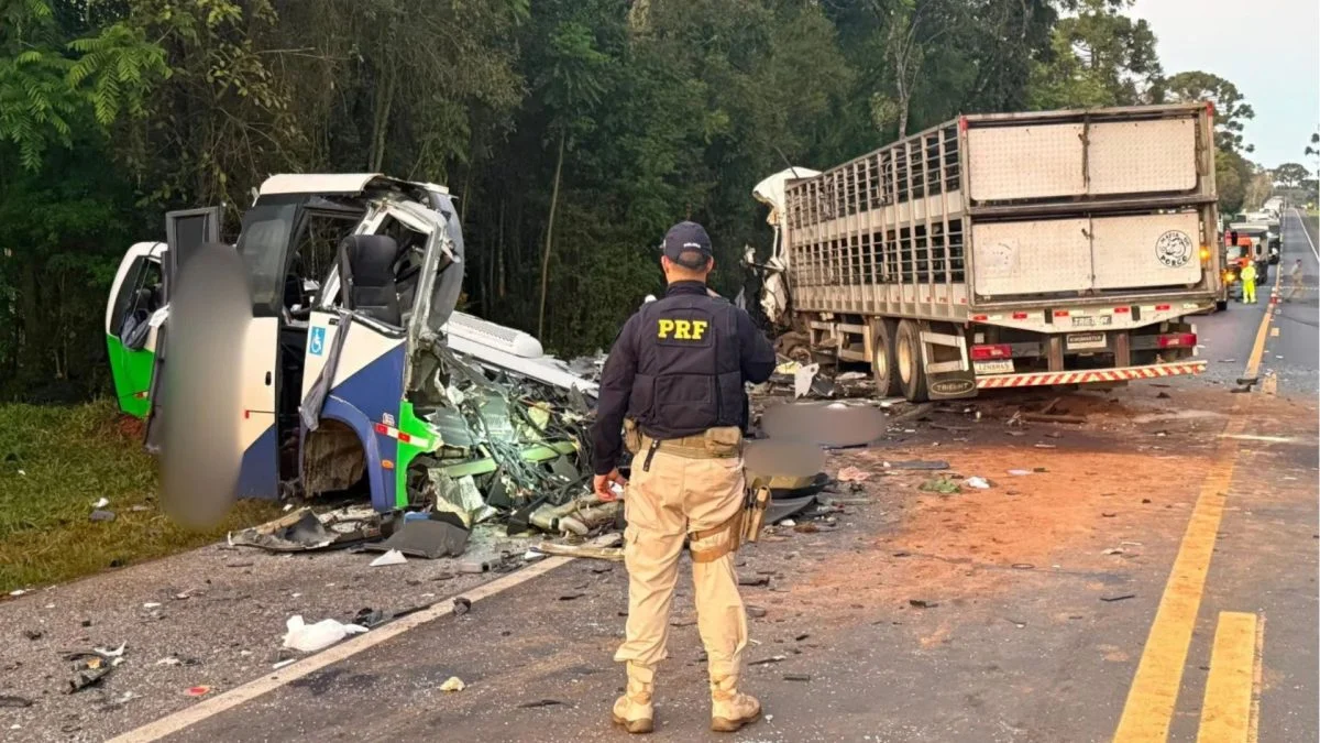Acidente entre micro-ônibus e carreta mata 22 no Paraná