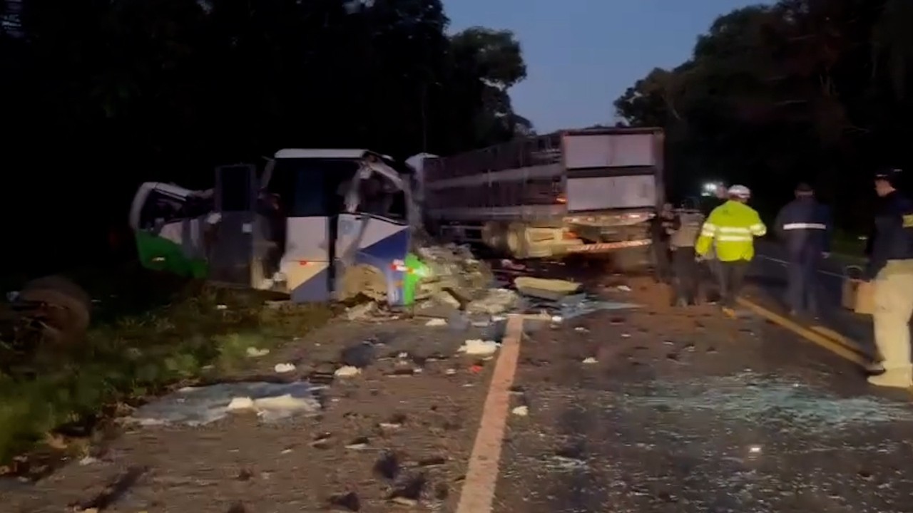Acidente entre ônibus e carreta deixa ao menos 22 mortos no Paraná vídeo