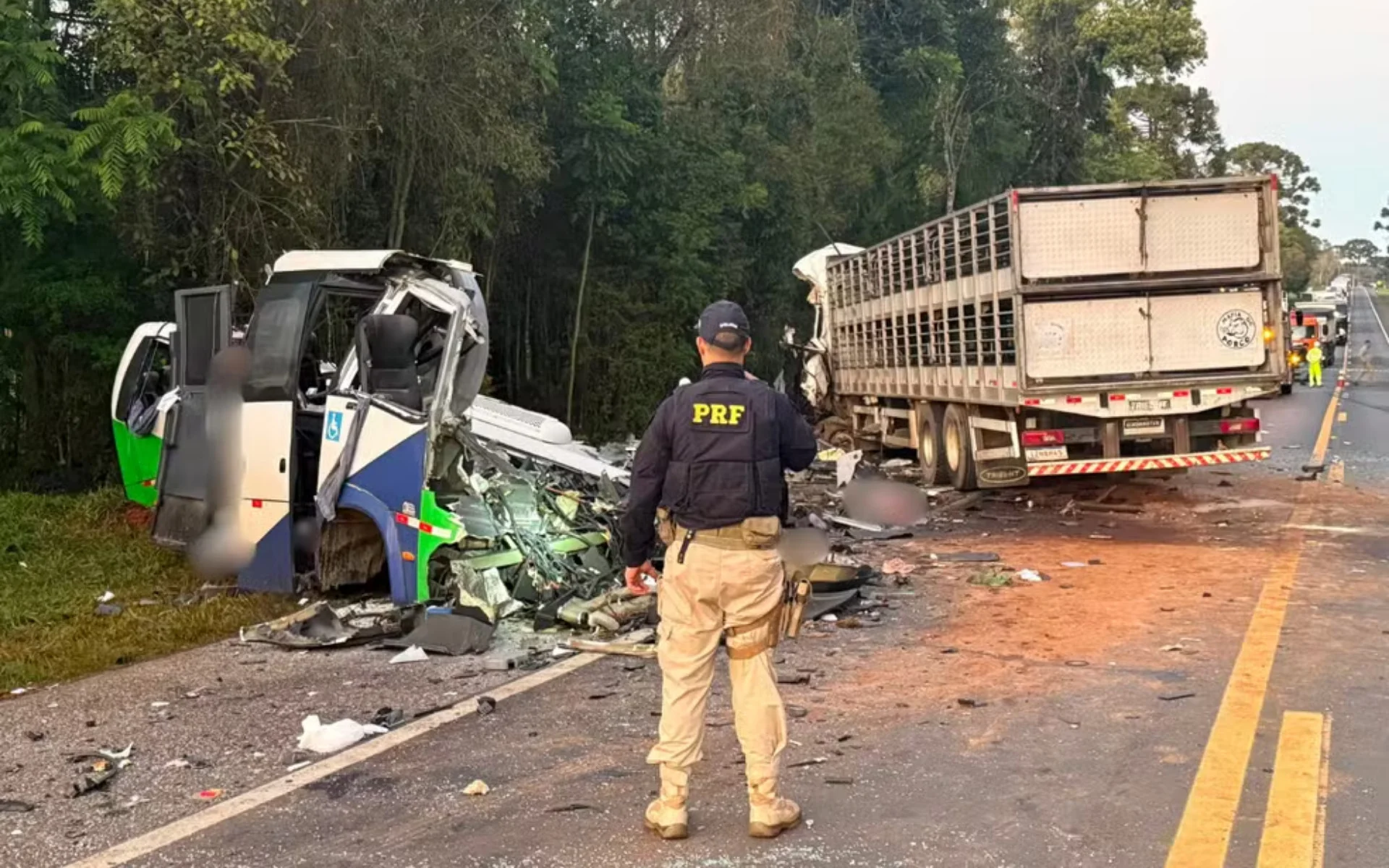Acidente entre micro-ônibus e caminhão com placas do RS deixa 21 mortos na BR-373 abc+