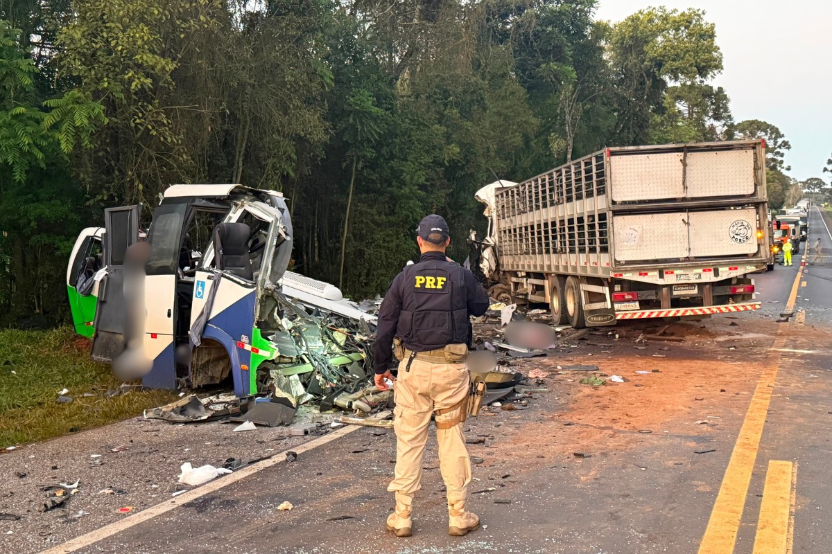Micro-ônibus envolvido em acidente com mais de 20 mortos levava pacientes do interior para hospitais da Grande Curitiba G1