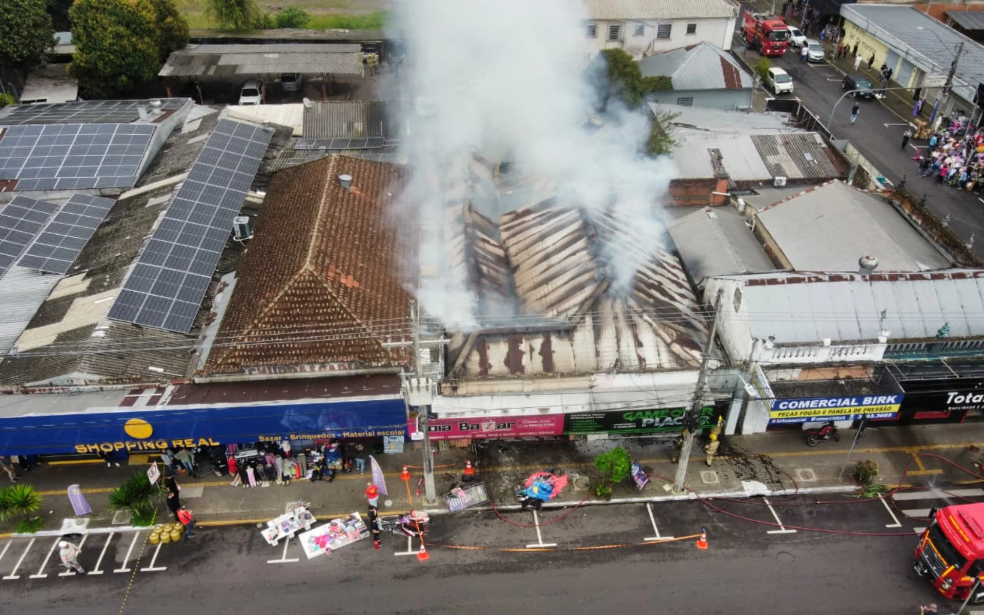 Imagens aéreas mostram lojas atingidas por incêndio no Centro de Novo Hamburgo abc+