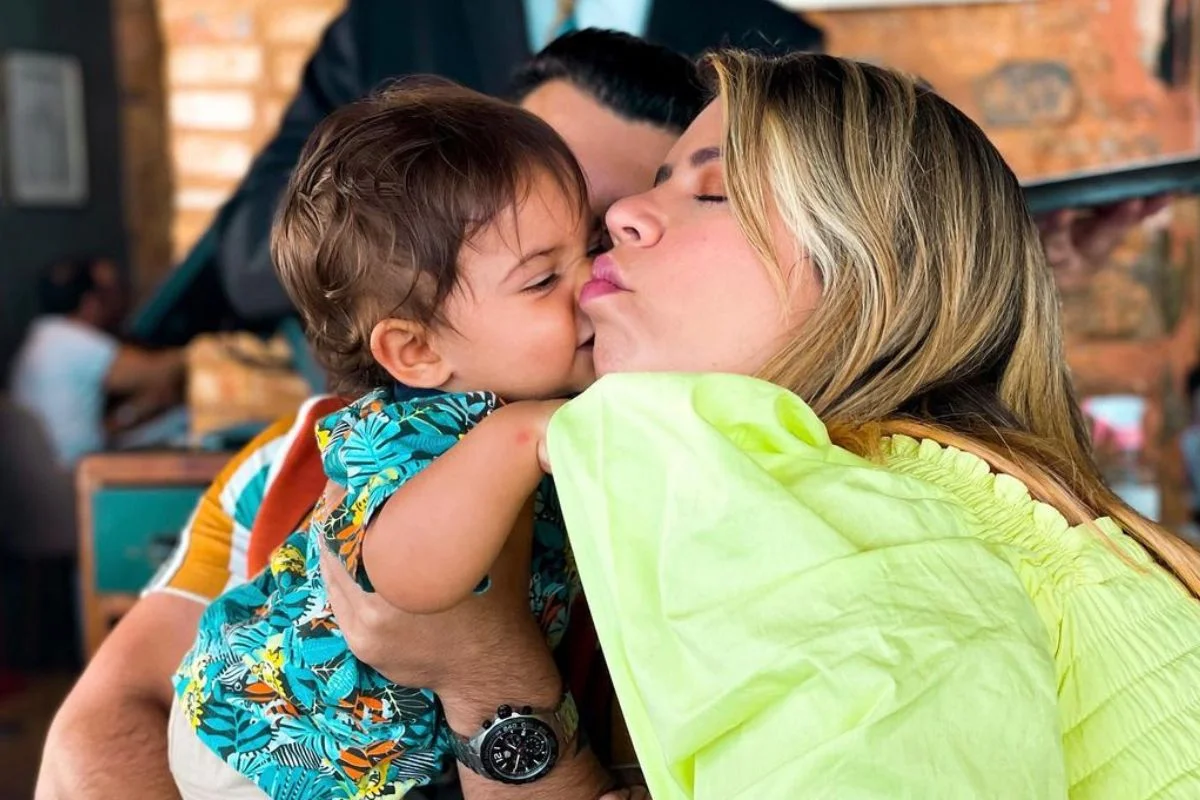 Filho de Marília Mendonça emociona ao tocar música da mãe