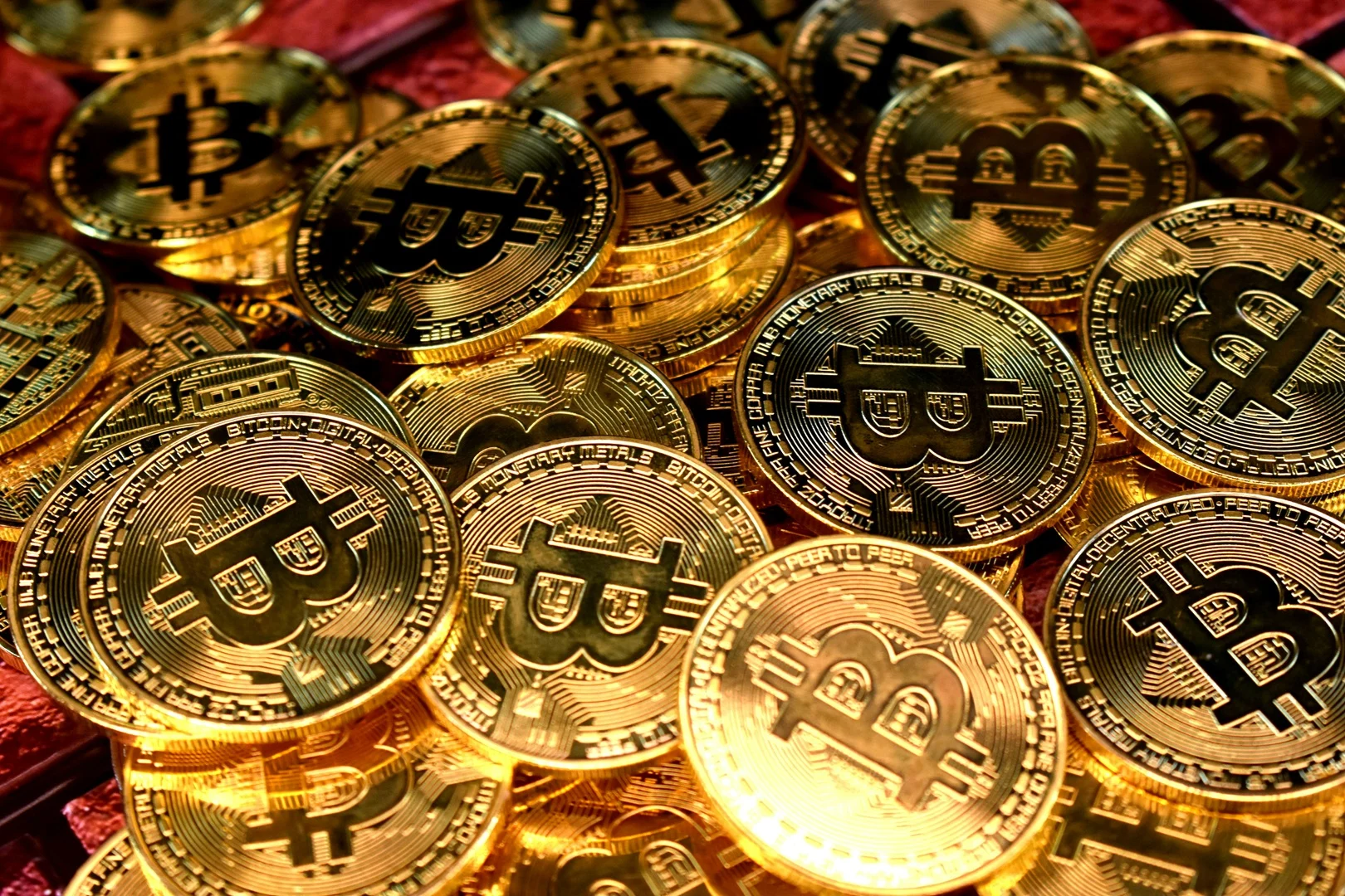 Bitcoin dispara mais de 5% depois de EUA dobrarem recompra de títulos