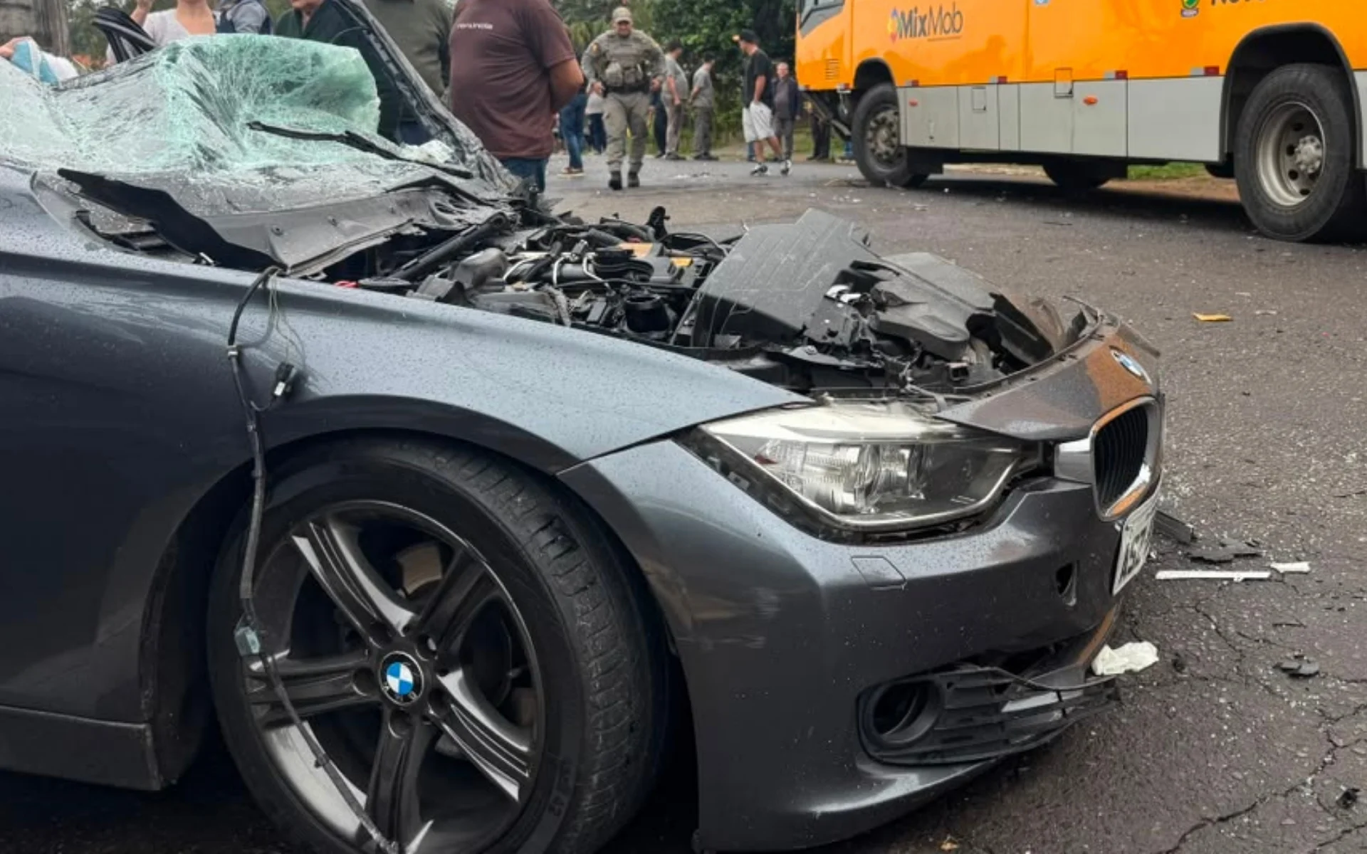 Motorista de BMW fica ferido após colisão frontal contra ônibus em Novo Hamburgo abc+