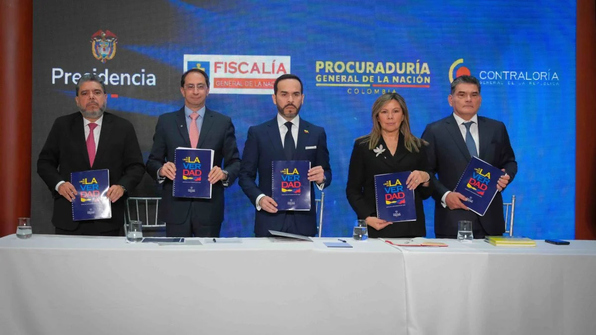 Espriella entrega “Livro da Verdade” com acusações contra Petro