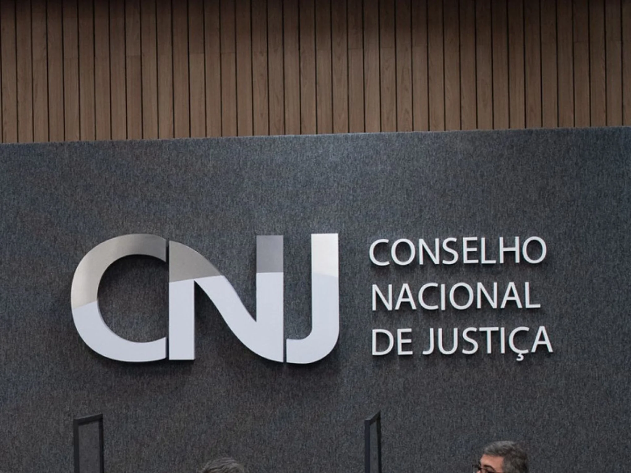 Não quero ouvir a voz da senhora : Juiz é investigado por humilhar vítima de tentativa de feminicídio abc+