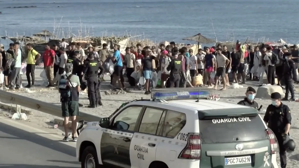 Vídeo mostra imigrantes deixando praia em Ceuta
