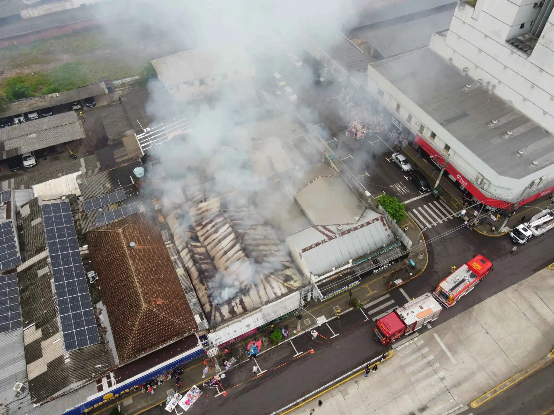 Morador sofre queimaduras ao tentar salvar mercadorias durante incêndio em lojas de Novo Hamburgo abc+