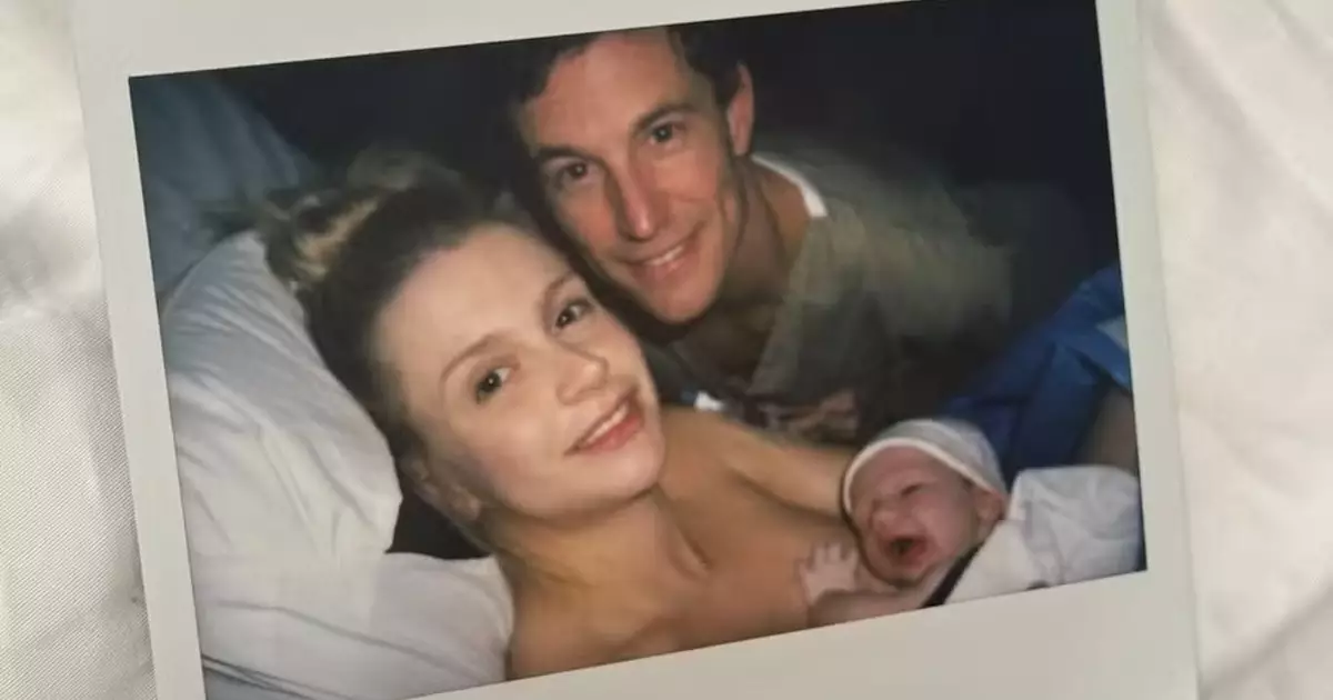 Nasceu Isabella Scherer dá à luz Tom, seu terceiro filho com Rodrigo Calazans