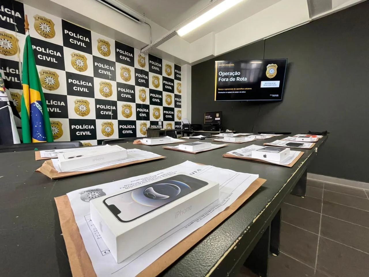 Prejuízo de R$ 100 mil: iPhones lacrados de última geração estão entre itens recuperados após série de furtos em empresa de logística abc+