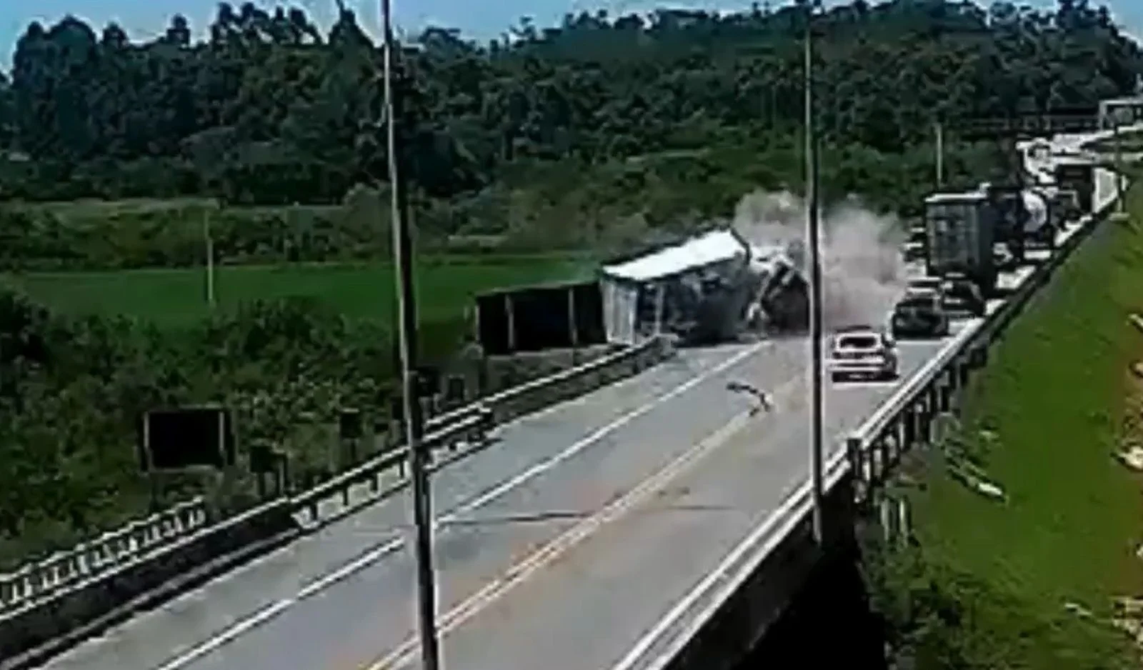BR-116: Denúncia cita imprudência em acidente entre ônibus e caminhão que matou 11 pessoas abc+