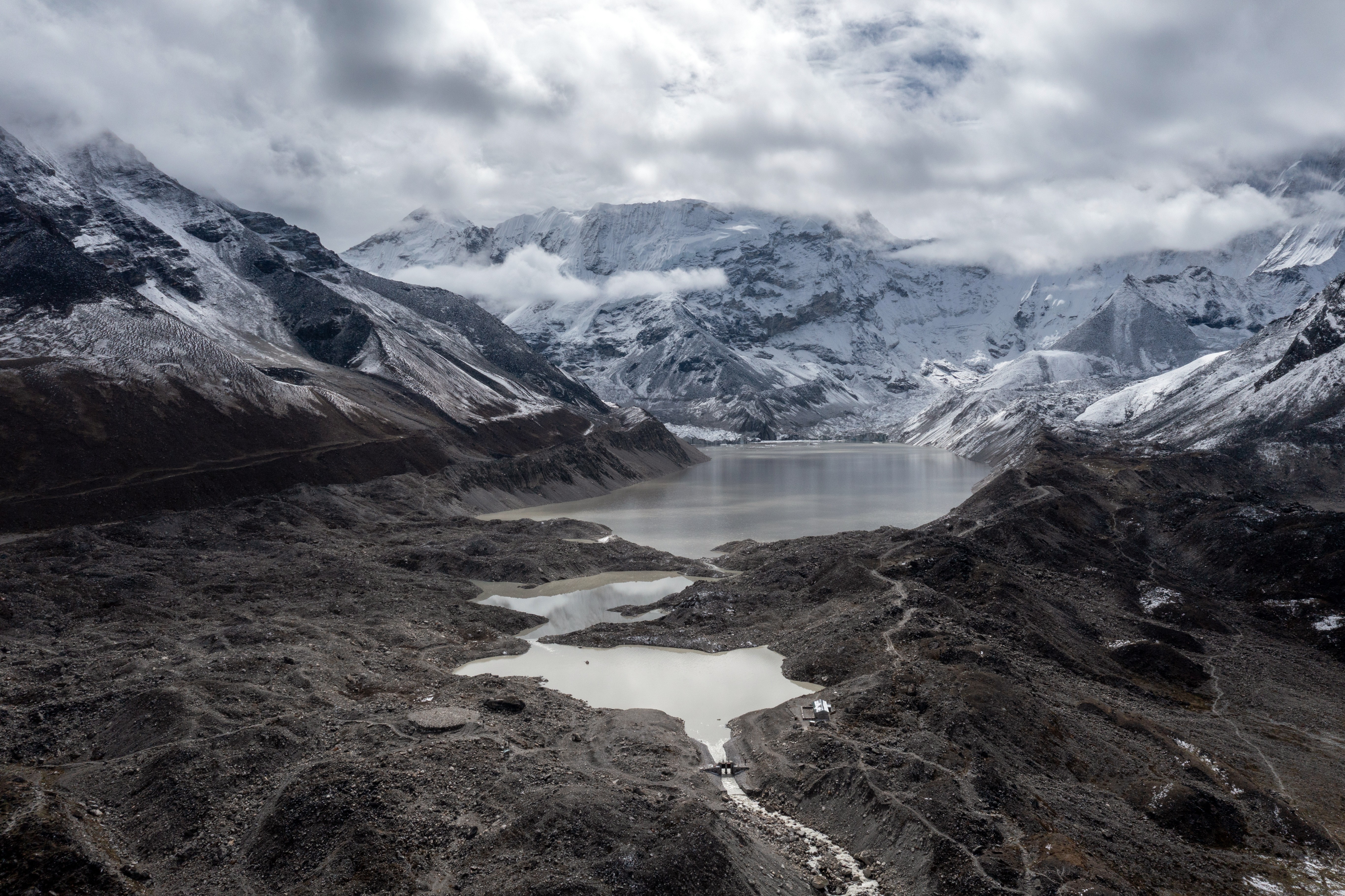 Geleiras derretendo: Desastre na fronteira do Nepal e Tibete acende alerta sobre os riscos de um Himalaia em transformação