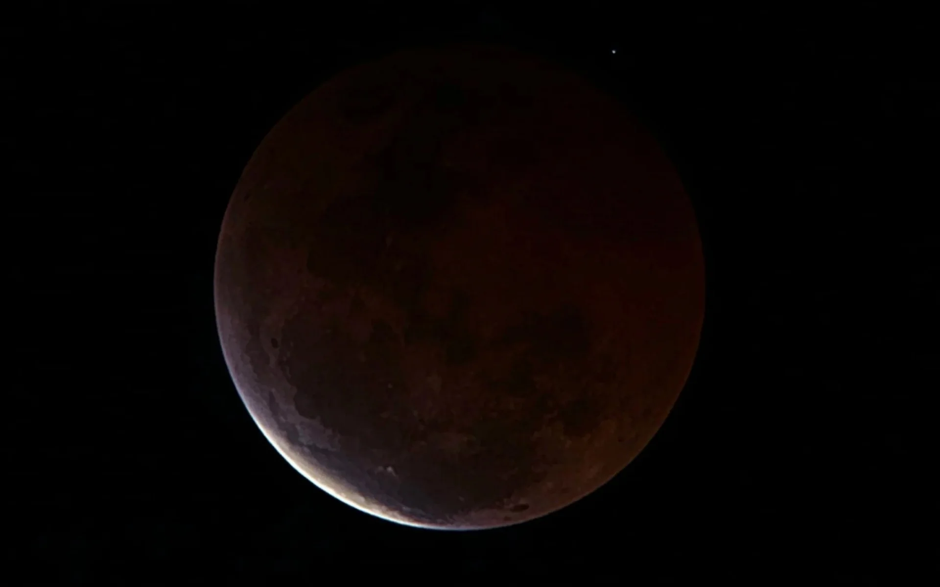 Eclipse lunar quase total será visível no RS Saiba como observar o fenômeno abc+
