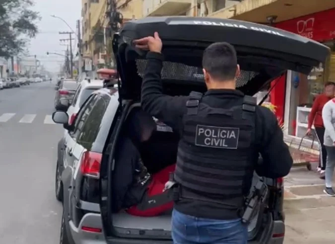 Agiota que arremessou mulher para fora de um carro em movimento é preso no Vale do Sinos abc+