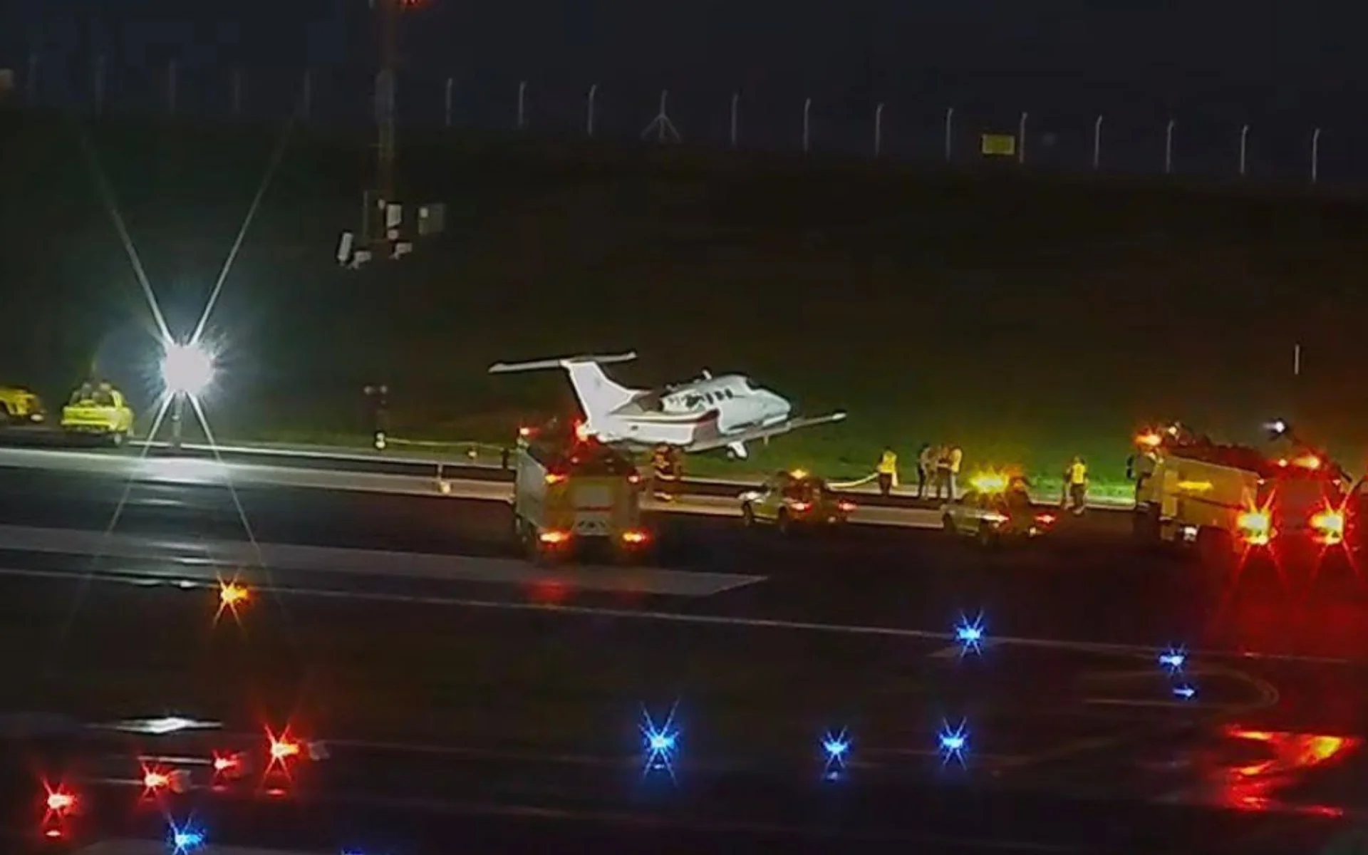 VÍDEO: Jatinho sai da pista durante pouso no Aeroporto Santos Dumont e suspende operações no Rio de Janeiro abc+