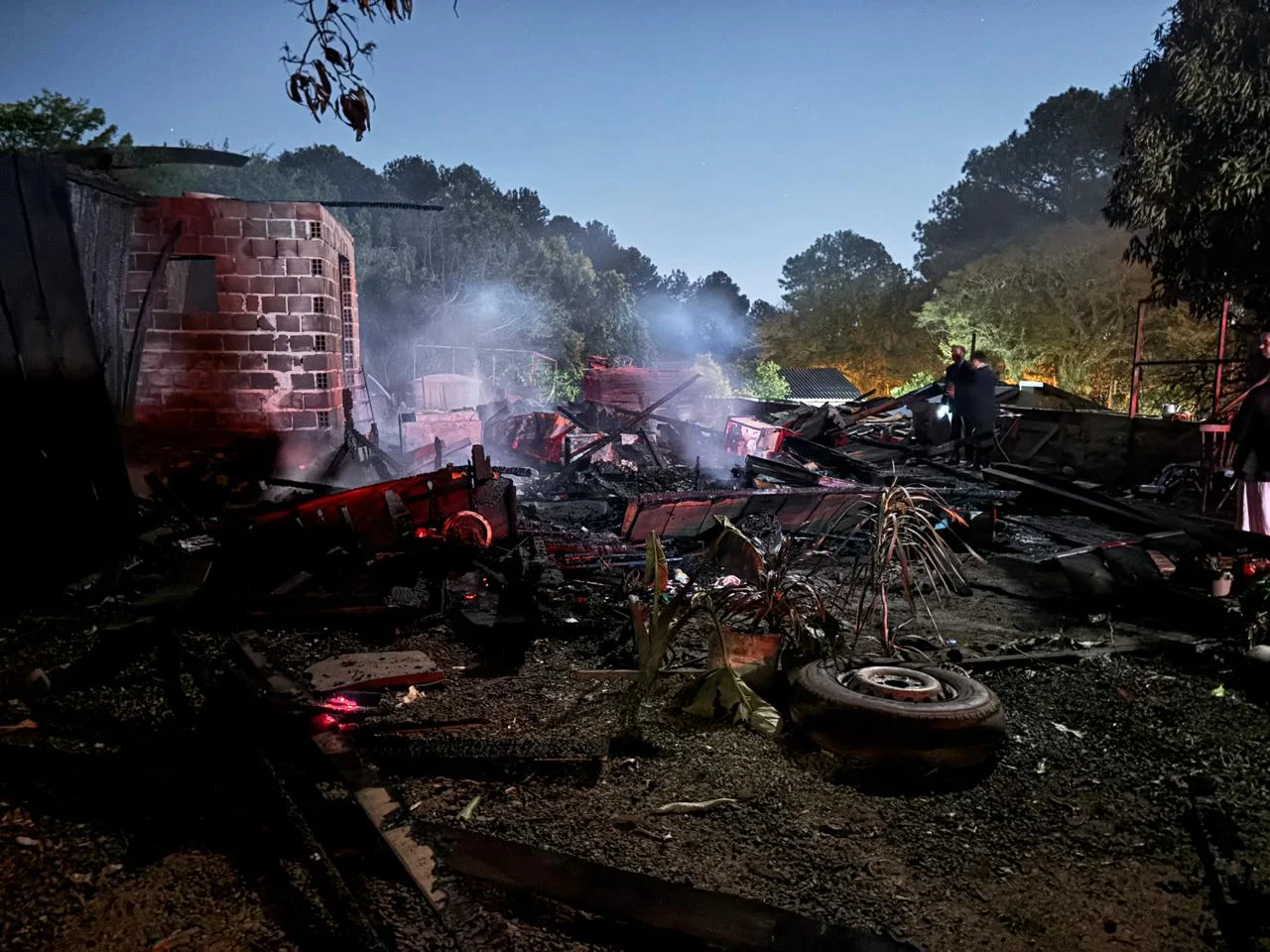 Incêndio destrói casa no bairro Rincão, em Novo Hamburgo abc+