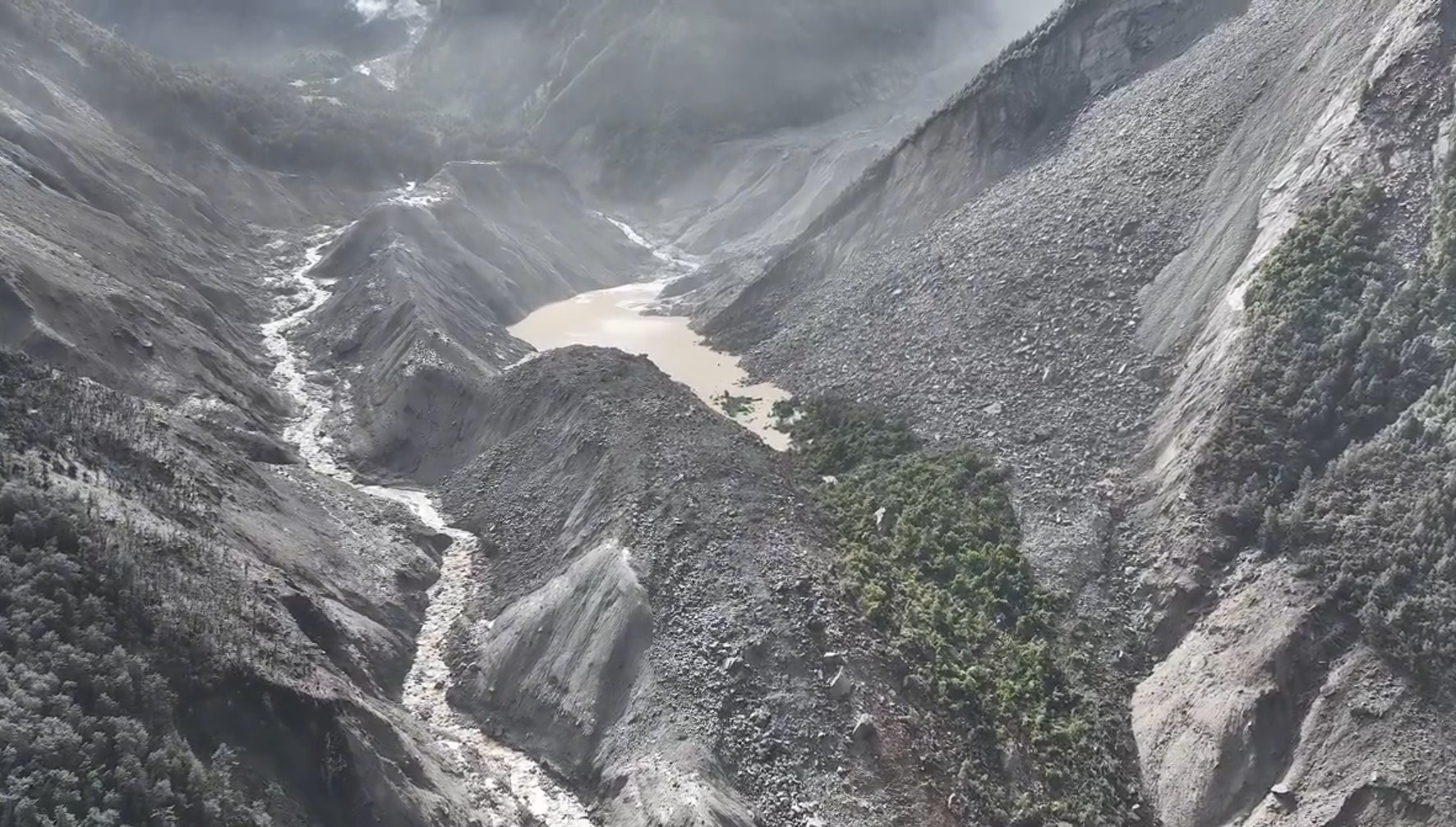 Lago no Nepal transborda, nível da água sobe e resgates são interrompidos G1