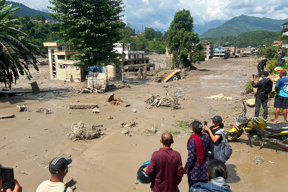 Número de mortos após enchentes e deslizamentos entre Nepal e Tibete passa de 490
