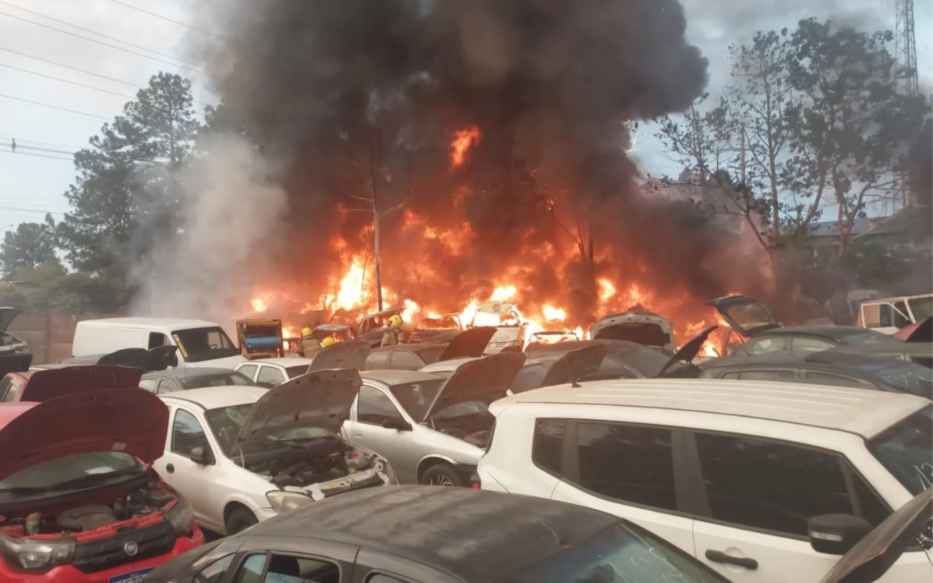 Incêndio atinge depósito de veículos em São Leopoldo abc+