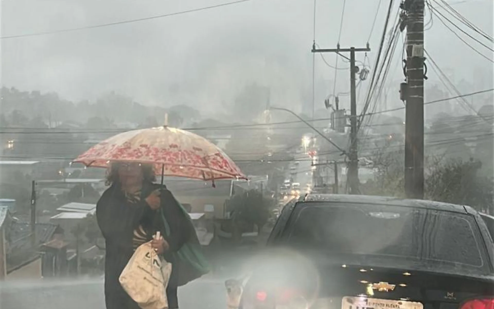 Após fortes rajadas de vento, chuva chega ao RS sob alertas de tempestade