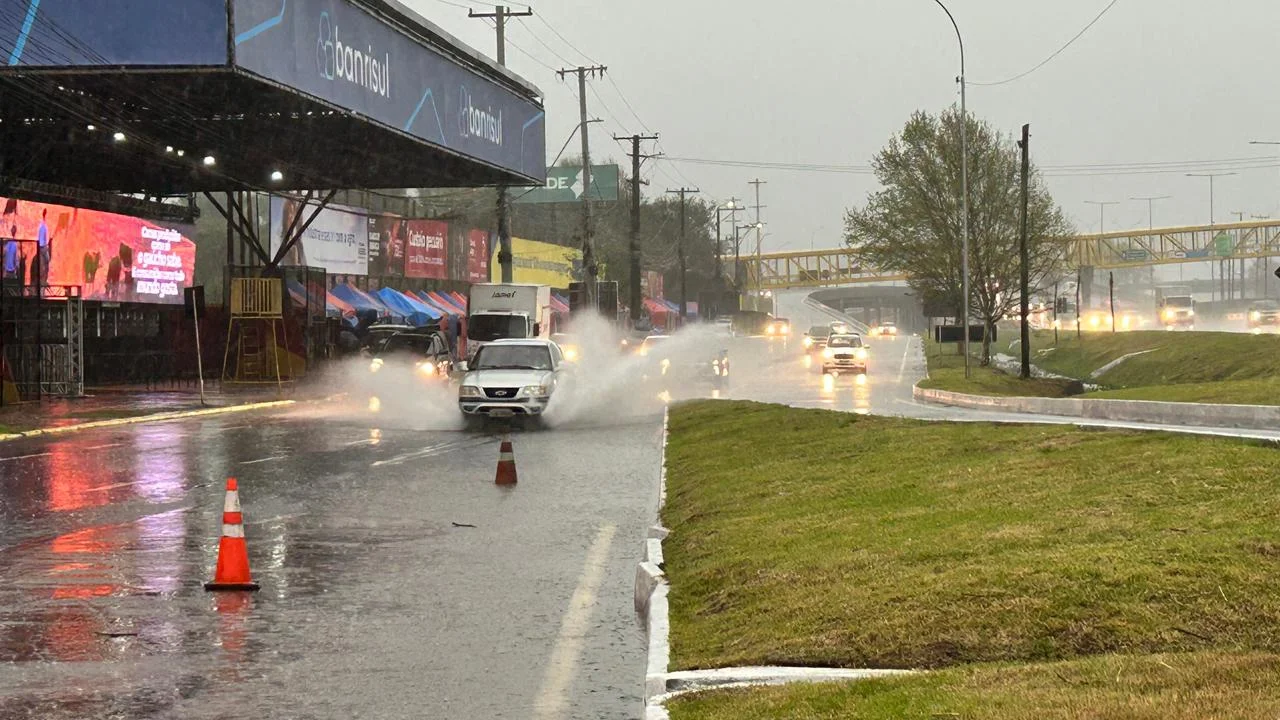 Chuva forte provoca acúmulo de água em rodovias do Vale do Sinos abc+