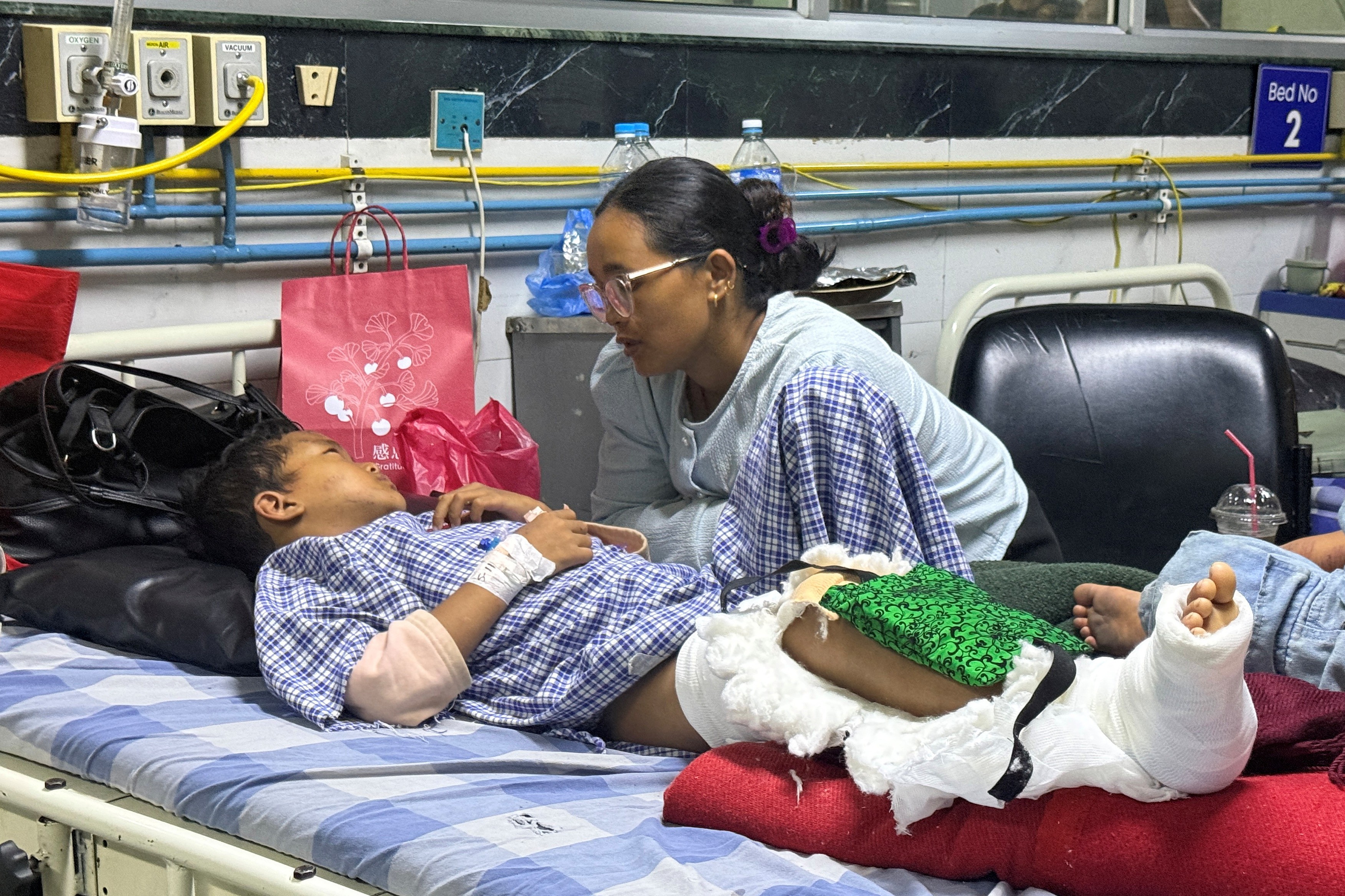 Nepal: Mãe reencontra filho que subiu em árvores para sobreviver G1