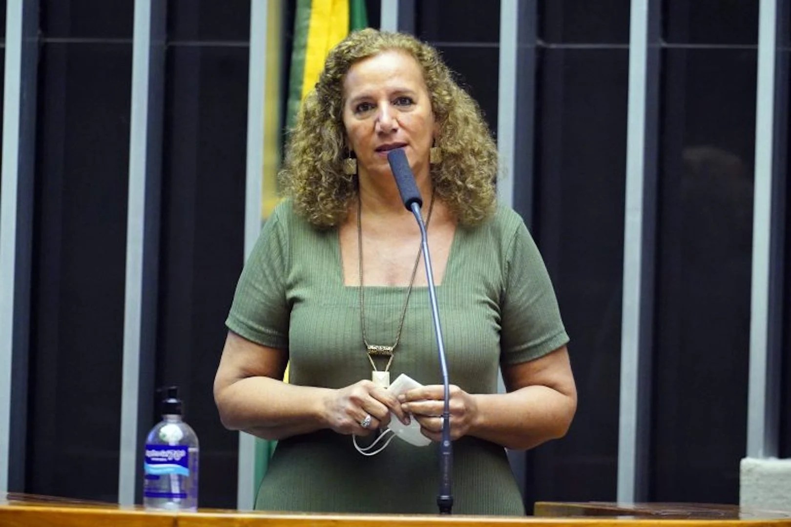 Jandira faz vídeo com dicas para Flávio não vomitar antes de sabatina