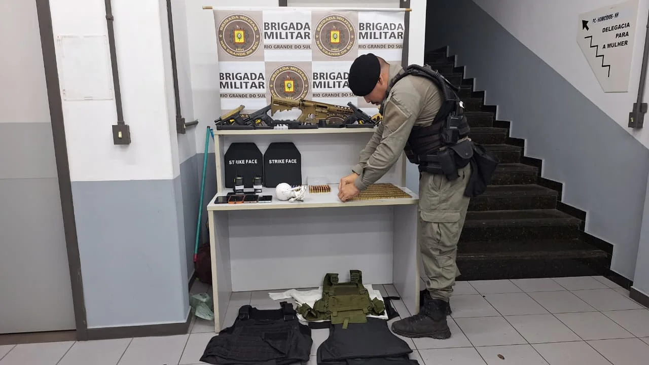 Grupo criminoso com fuzil e pistolas é preso em conveniência de bebidas em Novo Hamburgo veja vídeo abc+