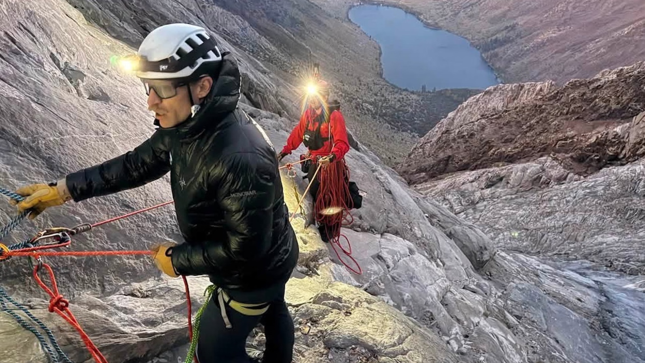 Alpinista é resgatado após ficar preso em saliência em penhasco de 3 mil metros na Califórnia - Aventuras na História