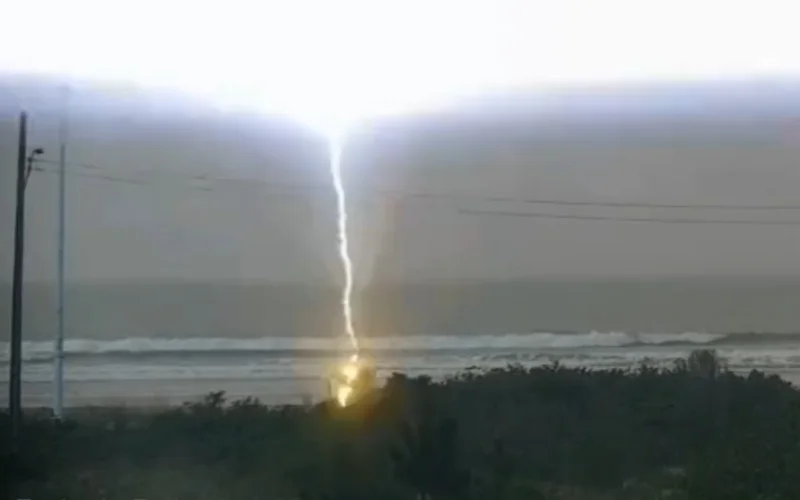 Imagens fortes: Mulher é atingida por raio na praia e morre vídeo mostra queda da descarga elétrica na Pinheira abc+
