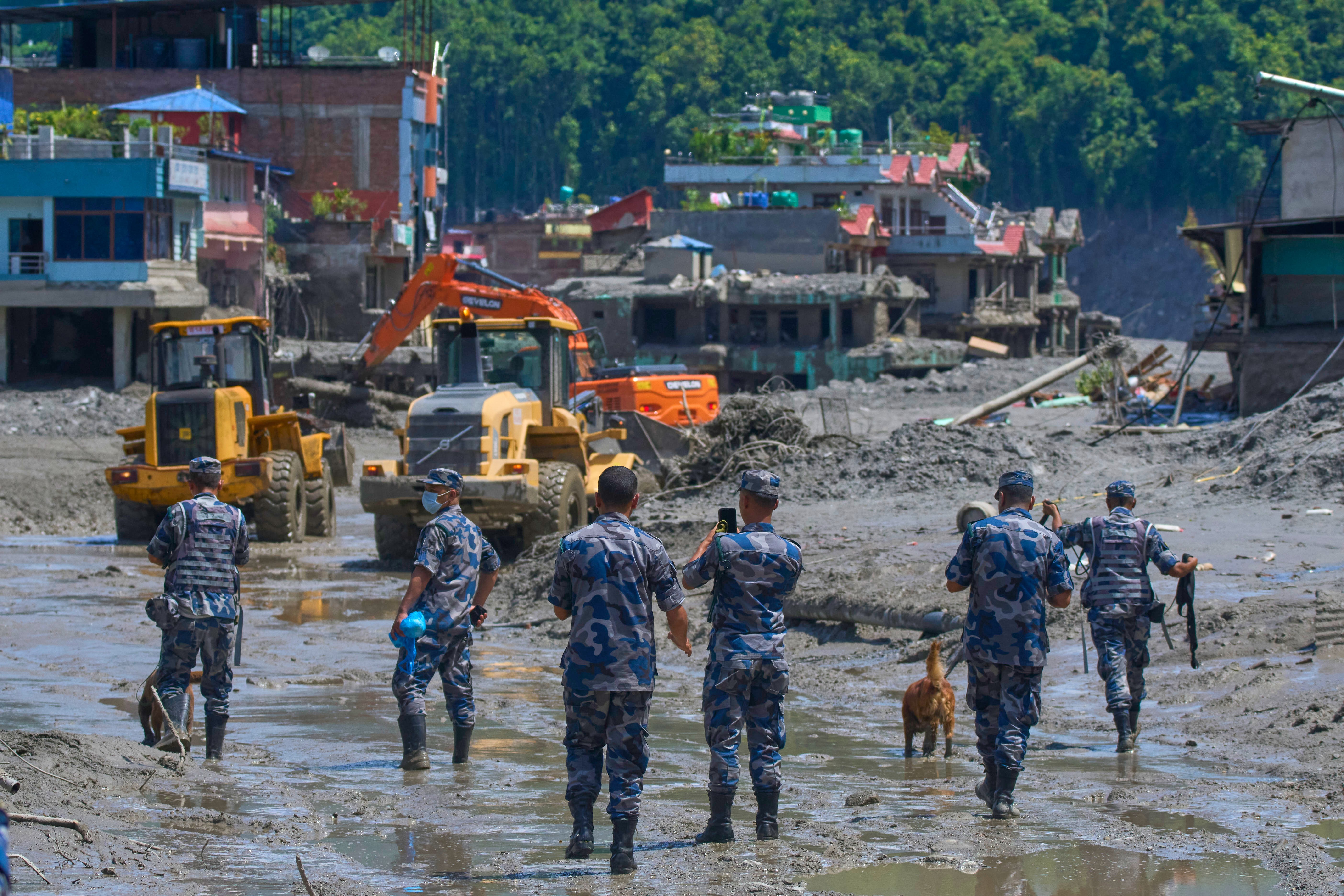 Governo do Nepal volta atrás e aceita ajuda internacional cerca de 3 mil seguem desaparecidos G1