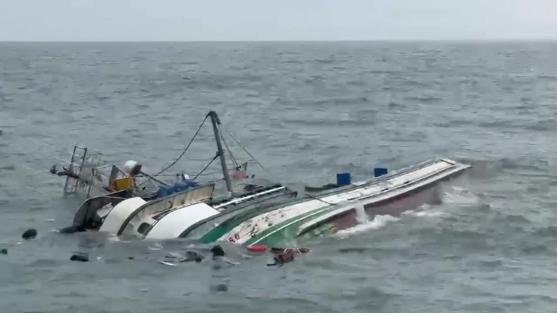 VÍDEO: Barco de pesca naufraga no litoral do RS G1