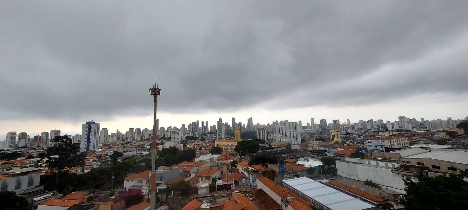 Dia vira noite após tarde abafada, e SP tem chuva e vento forte G1